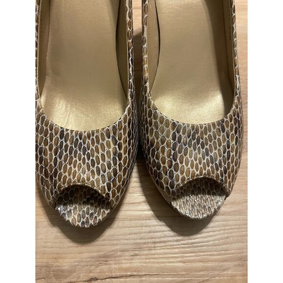 Stuart Weitzman Logo Plainfield Sea Crystal Mushroom Snake Skin Heels 6.5 Womens - Picture 4 of 7